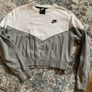 Cropped Nike sweatshirt